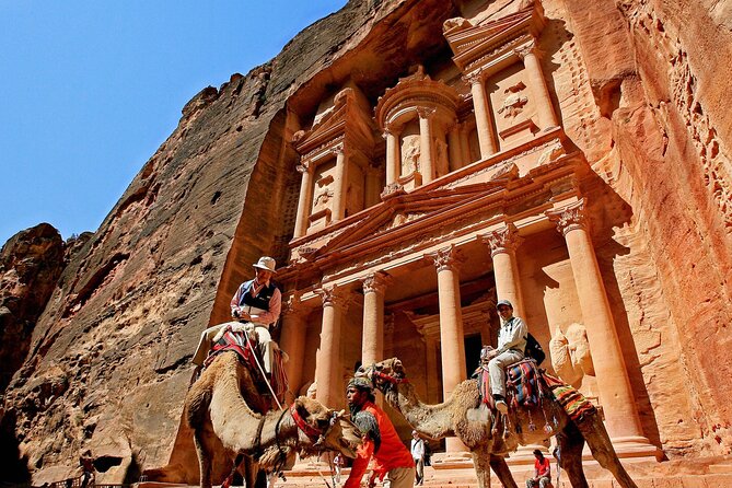 3 Days in Jordan (Petra, Wadi rum and Dead sea) - Entering Petra through the 1.2-kilometer Siq