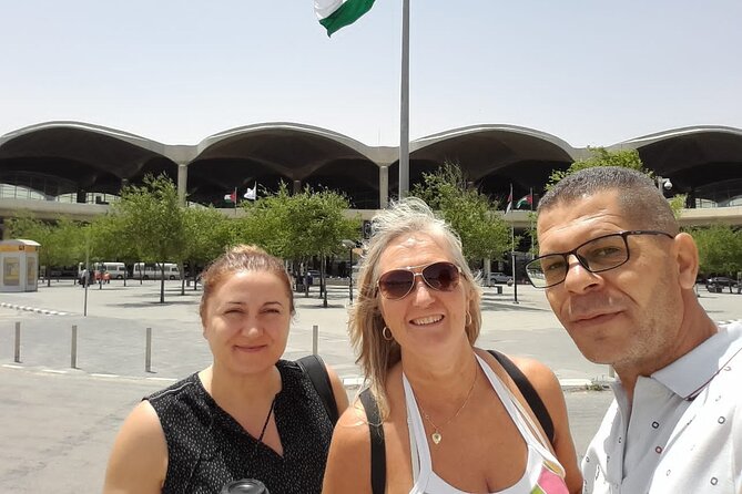 Elite Transfers : Queen Alia Airport to Any Destination in Jordan - Choosing between a sedan and minivan
