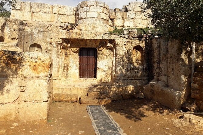 Exploring Shrines, Mosques, and Holy Landmarks Private Tour - Prophet Shuaib’s shrine links Islamic and Biblical tradition