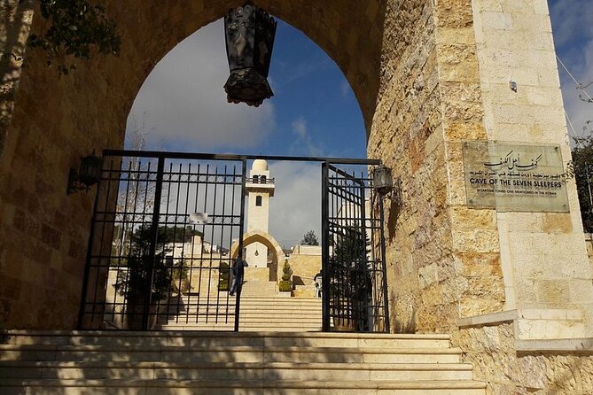 Exploring Shrines, Mosques, and Holy Landmarks Private Tour - Abu Darwish Mosque brings you back to Amman