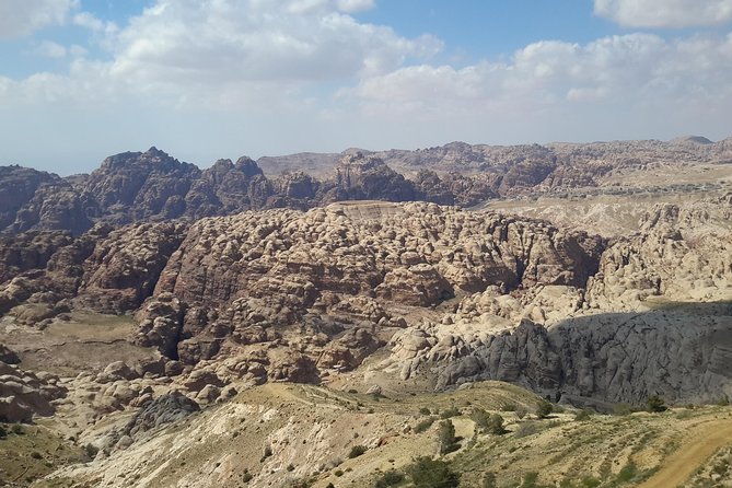 Full-Day Private Tour in Petra with Hotel Pick-Up - Entering Petra through the Siq