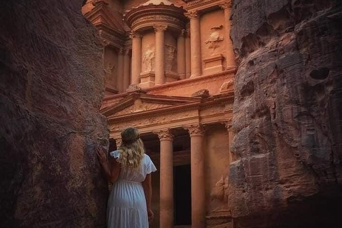 Full-Day Trip in Petra from Aqaba - Walking the 800 meters to the Siq