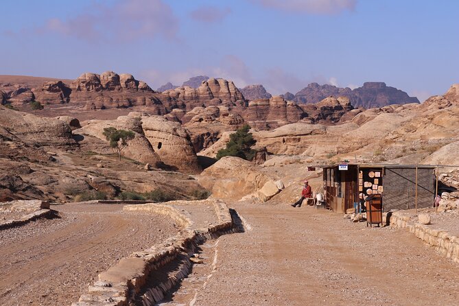 Literary tourism experience in Petra - Key points at a glance
