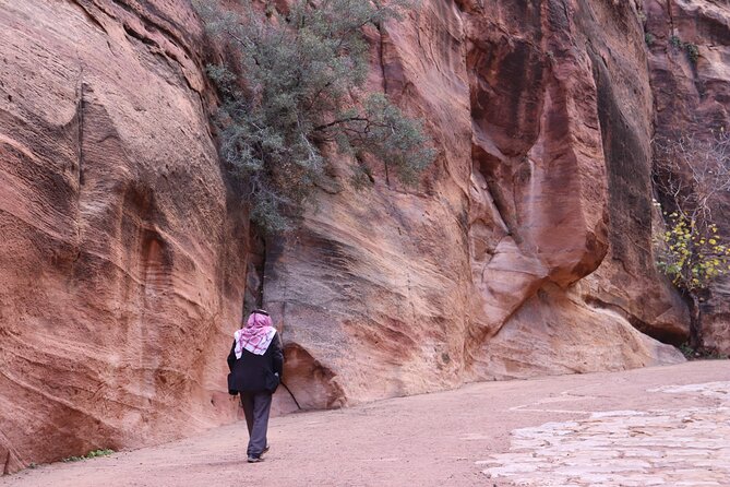 Literary tourism experience in Petra - Day two: Following a tour guide and a Nabatean carver