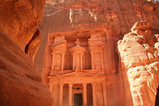 Petra Excursion from Dead Sea - Entering Petra through the Siq