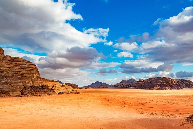 Private Full-Day Wadi Rum and Petra Tour from Aqaba - Entering Petra through the 1.5-kilometer Siq
