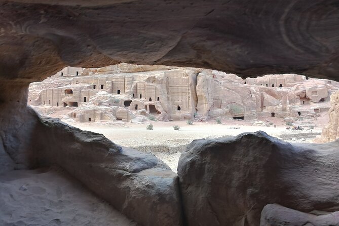 Private Petra Back Entrance Tour with Guide . - Arriving at the Treasury at the end
