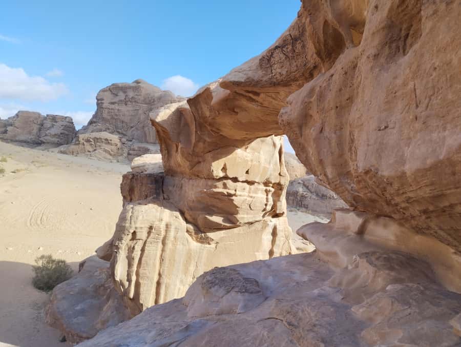 Wadi Rum: 2-Hour Jeep Tour with Bedouin Tea - Khazali Canyon and its rock walls