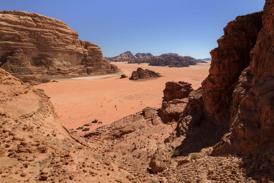 Wadi Rum: Guided Jeep Tour With Overnight Stay and Meals - Red dunes, sandboarding, and Khazali Canyon
