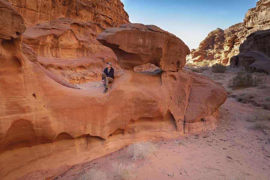 Wadi Rum: Guided Jeep Tour With Overnight Stay and Meals - Bedouin food and the evening around the fire